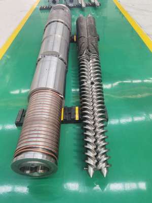 Twardość śruby HRC 58-62 i twardość azotowania 950-1050HV dla systemu śrub stożkowych tandemowych